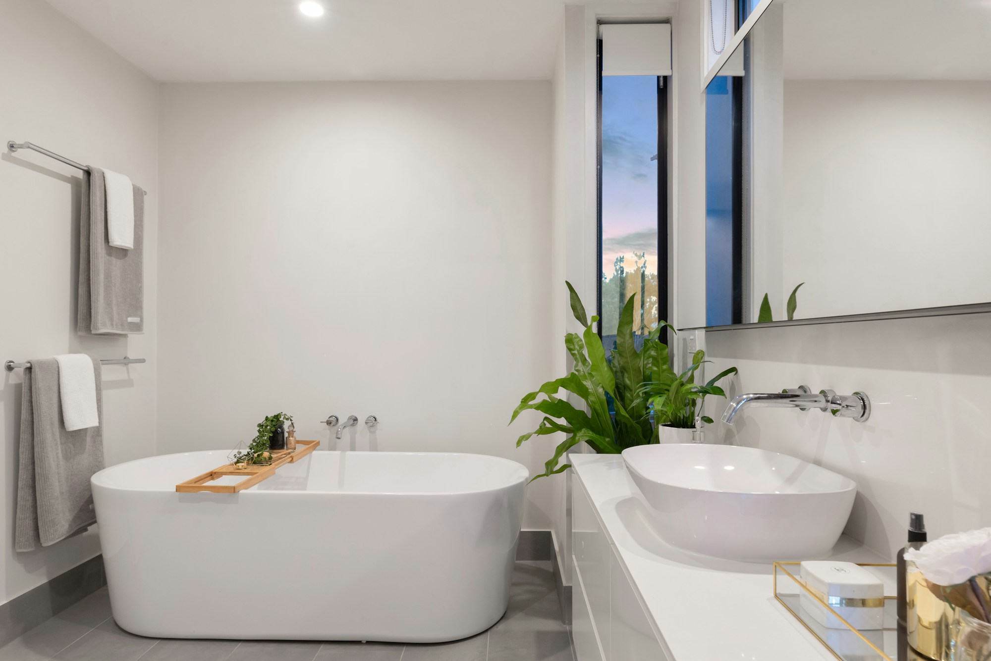 Salle de bains lumineuse aux matériaux naturels, visuel d’inspiration